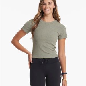 Vuori Pose Fitted Tee - size large